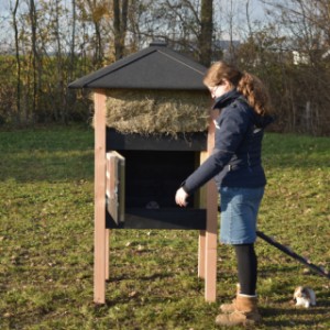 Door de ruime deur kan het nachthok makkelijk schongemaakt worden