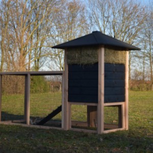 Het konijnenhok Rosanne is uitgebreid met een aanbouwren