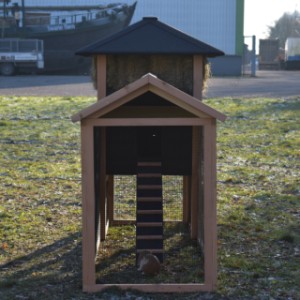 De loopplank is bekleed met zwart dakleer