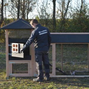 Door de ruime deur kan het nachthok makkelijk schoongemaakt worden