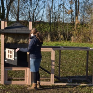 Het nachthok van konijnenhok Rosa is voorzien van een raam