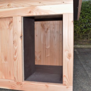 Het hondenhok Block heeft een opening van ca. 27x51cm