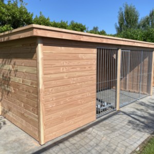 De hondenkennel heeft de afmetingen van ca. 5x2m