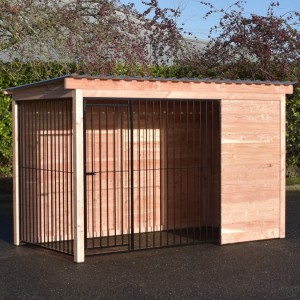 Strakke kennel met zwarte kennelpanelen