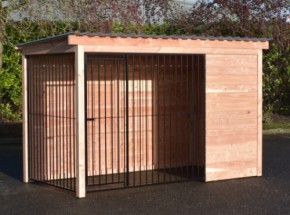 Strakke kennel met zwarte kennelpanelen