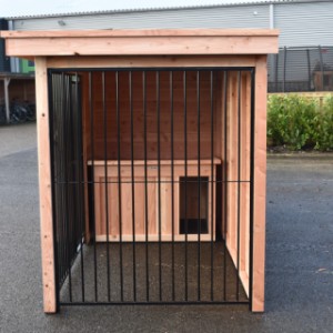 De kennel heeft de afmetingen 318x168cm