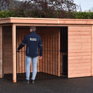 De hondenkennel is gemaakt van Douglashout