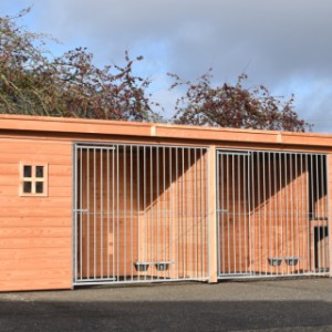 Deze kennel is voorzien van 2 geïsoleerde nachthokken