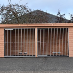 De hondenkennel is voorzien van gegalvaniseerde panelen