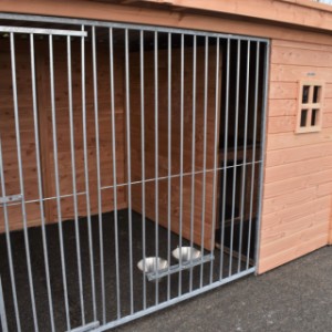 De hondenkennel is voorzien van een voederstel