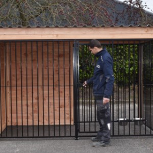 De kennel is voorzien van een deur met de afmetingen 59x174cm