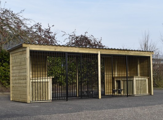 Fraaie kennel met dubbel nachthok