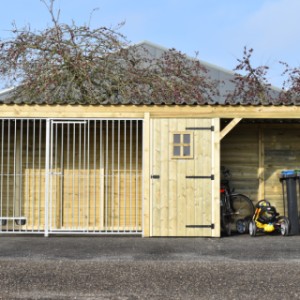 De hondenkennel is voorzien van verzinkte panelen