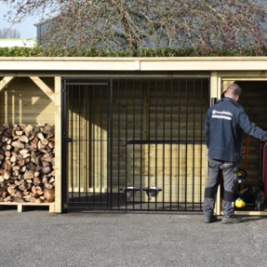 Het opberghok is voorzien van een brede deur