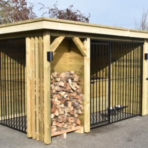 De kennel is gemaakt van geïmpregneerd vurenhout en voorzien van zwart gepoedercoate panelen