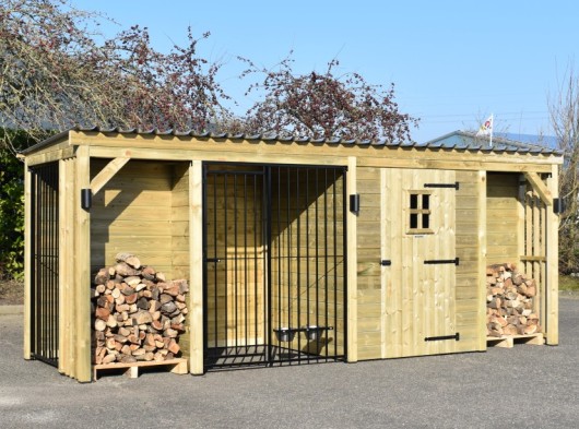 Prachtige en multifunctionele kennel! Met hondenkennel, opberghok, afdakje en 2 haardhout vakken