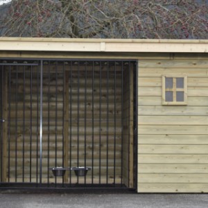 Een kijkje aan de voorkant van de houten hondenkennel Modul FORZ