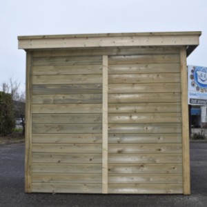 Een kijkje aan de linkerzijkant van hondenkennel Modul FORZ