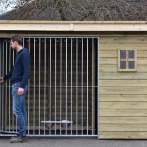 De kennel is voorzien van een deur