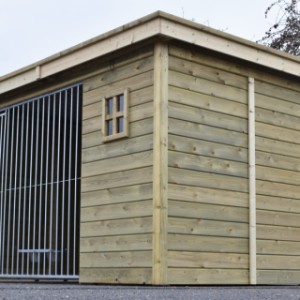 De houten kennel is gemaakt van geïmpregneerd vurenhout