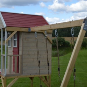 Speelhuisje Nordic Adventure House met glijbaan en dubbele schommel schommel - plateauhoogte 90cm JoyPet