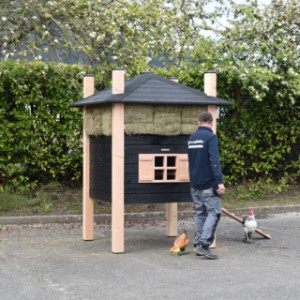 Hooiberg Sietse in Douglas-Zwart kleuren voorzien van hooi.