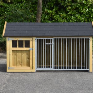 Hondenkennel mat nachthok en overdekte ren.