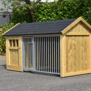 Hondenkennel met tralies