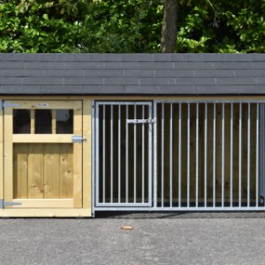 Hondenkennel met dicht nachthok en overdekte ren.