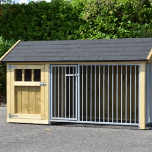 Luxe hondenkennel met nachthok en tralie ren.