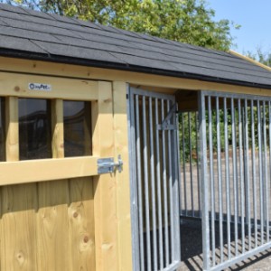 Kennel voorzien van tralies en deurtje