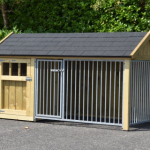 Kennel met 2 tralierekken en dak met bitumen