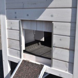 Kippenhok Prestige Small white met ren en legnest - opening naar het nachthok