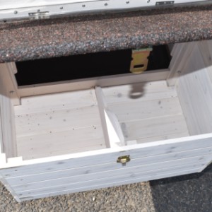 Het legnest van kippenhok Prestige Small is voorzien van een scharnierend dak