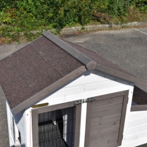 Het dak van het konijnenhok Prestige Small is voorzien van dakleer
