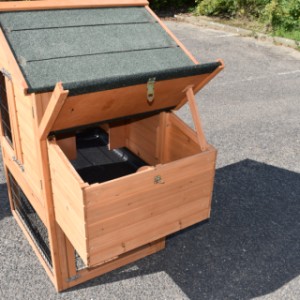 De nestkast van konijnenhok Prestige Small is voorzien van een scharnierend dak