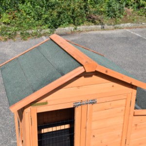 De daken van konijnenhok Prestige Small zijn voorzien van groen dakleer
