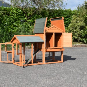 Konijnenhok Prestige Small met ren links - voorzien van ruime deuropeningen