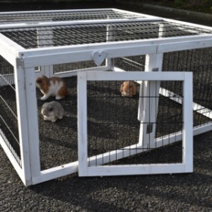 Konijnenren Multirun is voorzien van 2 uitneembare paneeltjes