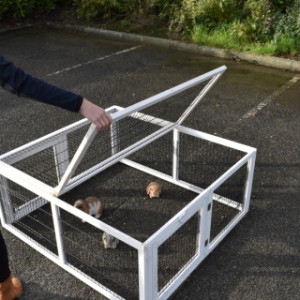 Konijnenren Multirun heeft een praktisch opklapbaar dak