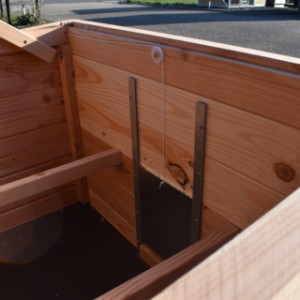 Kippenhok Chicky 2 is voorzien van een aluminium schuifluik