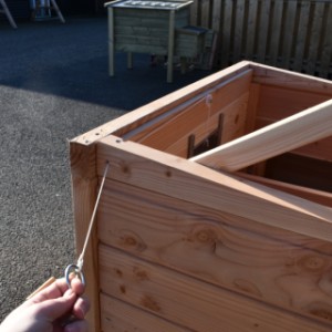 Kippenhok Chicky 2 is vanaf buiten te bedienen