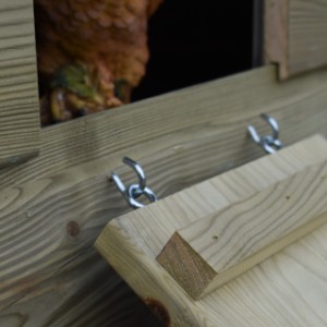 Kippenhok Chicky 2 heeft een makkelijk te (de)monteren loopplank