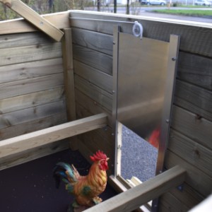 Kippenhok Chicky 2 | het aluminium luikje kan vanaf buiten bediend worden
