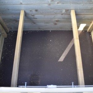 Het kippenhok Chicky is voorzien van 2 zitstokken