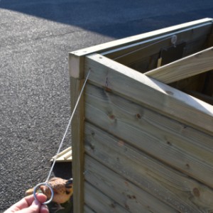 Het kippenhok Chicky kan vanaf buiten geopend/gesloten worden