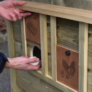 Kippenhok Chicky 2 | aan de zijkant van het hok zijn 2 schuifluikjes, zodat je de eieren kunt rapen