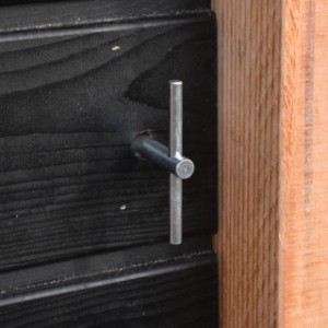 De deur van kippenhok Hooiberg Sjors is makkelijk te openen met de mee geleverde kruissleutel