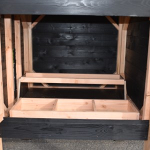 Het grote nachthok van kippenhok hooiberg Sjors is geschikt voor 8 tot 12 kippen