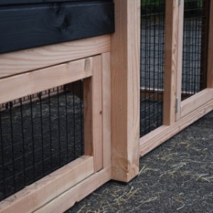 Kippenhok hooiberg Sjors is gemaakt van zwart geïmpregneerd vurenhout, en is afgewerkt met Douglashout